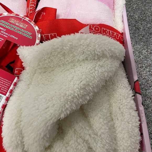Sherpa Christmas hello kitty blanket - Picture 5 of 7